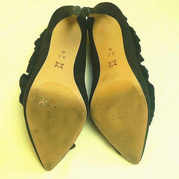 BCBGeneration Black Velvet Ruffle Stilleto Heels 8.5B - Picture 10 of 11